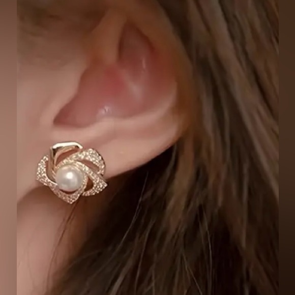Beautiful Hollow Flower Design Stud Fashion Earrings With Imitation Pearl - Picture 6 of 9